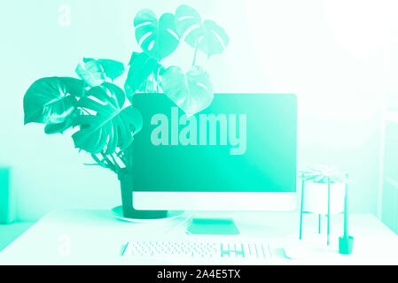 Clavier, souris, écran de l'ordinateur avec écran vide noir. Couleur turquoise et vert à la mode. Espace créateur sur fond couleur menthe. Le style minimaliste Banque D'Images