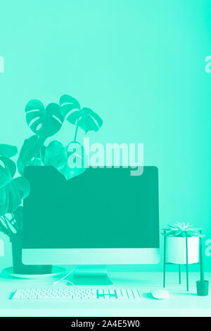 Espace créateur sur fond couleur menthe. Accueil minimaliste office. Couleur turquoise et vert à la mode. Clavier, souris, écran de l'ordinateur avec le noir Banque D'Images