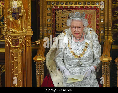 La reine Elizabeth II délivre le discours de la reine lors de l'État Ouverture du Parlement à la Chambre des Lords au Palais de Westminster à Londres. Banque D'Images