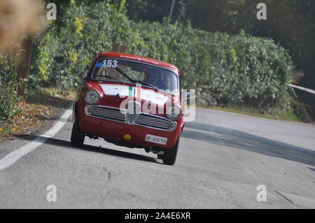 PESARO COLLE SAN BARTOLO , ITALIE - OTT 12 - 2019 : ALFA ROMEO GIULIETTA TI sur une vieille voiture de course en rallye Banque D'Images