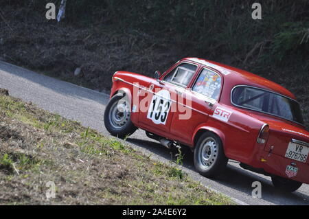 PESARO COLLE SAN BARTOLO , ITALIE - OTT 12 - 2019 : ALFA ROMEO GIULIETTA TI sur une vieille voiture de course en rallye Banque D'Images