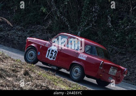 PESARO COLLE SAN BARTOLO , ITALIE - OTT 12 - 2019 : ALFA ROMEO GIULIETTA TI sur une vieille voiture de course en rallye Banque D'Images