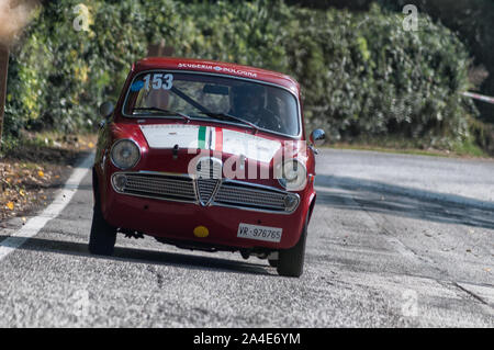 PESARO COLLE SAN BARTOLO , ITALIE - OTT 12 - 2019 : ALFA ROMEO GIULIETTA TI sur une vieille voiture de course en rallye Banque D'Images