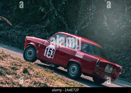 PESARO COLLE SAN BARTOLO , ITALIE - OTT 12 - 2019 : ALFA ROMEO GIULIETTA TI sur une vieille voiture de course en rallye Banque D'Images