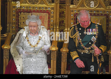 La reine Elizabeth II, avec le Prince de Galles, tandis qu'elle livre le discours de la reine lors de l'État Ouverture du Parlement à la Chambre des Lords au Palais de Westminster à Londres. Banque D'Images