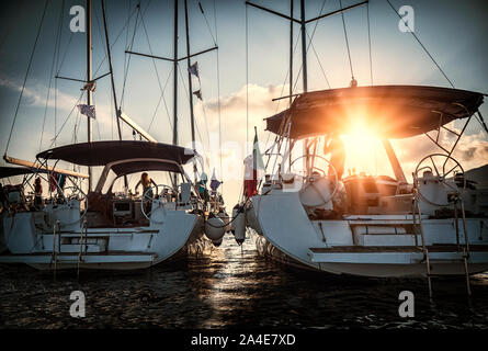 Yachts à voile moderne à port dans la soirée Banque D'Images