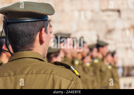 Les soldats israéliens sont en formation au Mur occidental dans la vieille ville de Jérusalem Banque D'Images