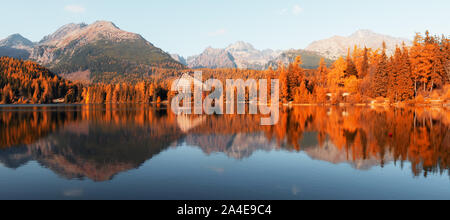 Panorama du lac de montagne Strbske Pleso (lac de Štrbské) à l'automne, Slovaquie Banque D'Images