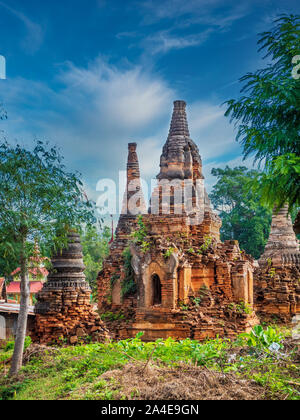 La pagode Shwe Indein, un groupe de pagodes dans le village d'Indein Banque D'Images