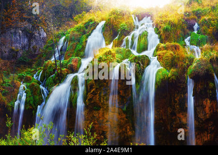 L'eau s'écoule de l'amazing waterfall dans des lacs de Plitvice. Parc National de Plitvice, Croatie. Photographie de paysage Banque D'Images