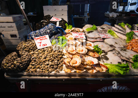 Venise, Italie - 8 août 2014 : des fruits de mer sur le marché vénitien avec liste des prix Banque D'Images