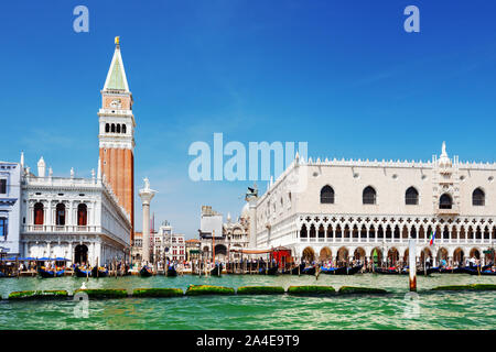 Venise, Italie - 8 août 2014 : Piazza San Marco vue du bateau sur le Grand Canal. Banque D'Images