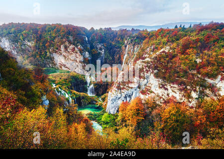 Vue aérienne sur de superbes chutes d'eau dans des lacs de Plitvice. Forêt d'automne orange sur arrière-plan. Parc National de Plitvice, Croatie. Photographie de paysage Banque D'Images