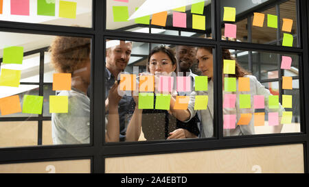 La création et de l'affectation des travailleurs divers projets à l'aide de Post-it multicolores Banque D'Images