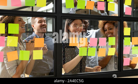 Mur de verre derrière d'affaires permanent Célébration de réussite de projet Banque D'Images