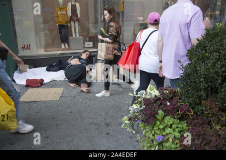 Les jeunes femmes sans-abri souffrant de problèmes psychologiques dort sur le trottoir sur Broadway at 34th Street à Manhattan Banque D'Images