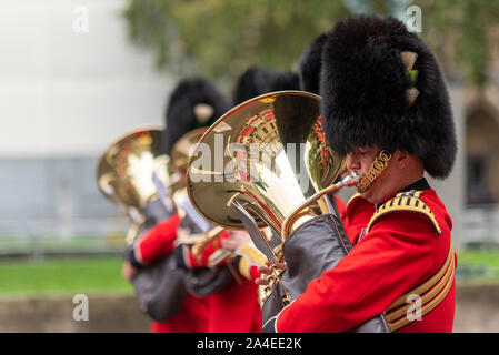 La Procession royale de Sa Majesté la Reine escorté par des soldats à cheval et fanfares du palais de Buckingham, le Parlement de la Reine d'entrer et de donner le discours de la reine, marquant le début officiel de l'année parlementaire. L'événement a eu lieu par temps humide Banque D'Images