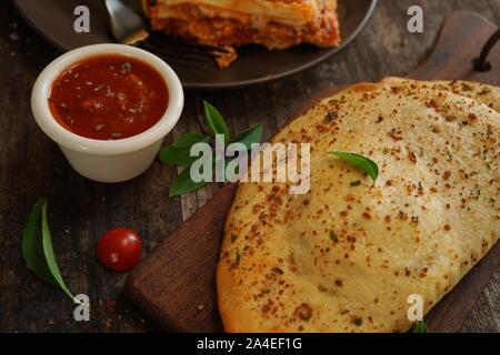 - CheesePizza italien Calzone repliée sur fond de bois rustique Banque D'Images