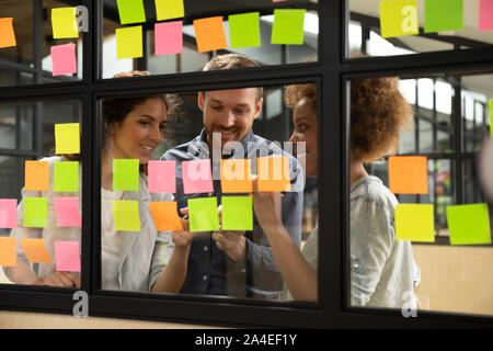 Couleurs à l'aide affiliés sticky notes rédiger de brefs travaux de planification de l'information Banque D'Images