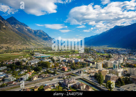 Vue aérienne de Martigny, Valais, Suisse et vallée du Rhône. Banque D'Images