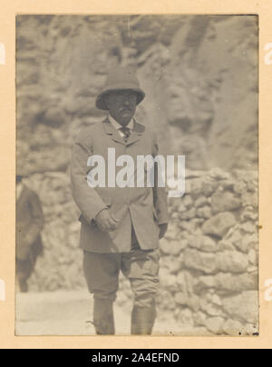 Theodore Roosevelt, en avant marche portant un casque colonial Banque D'Images