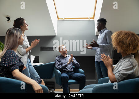 Le personnel de l'entreprise multiraciale bienvenue coach d'affaires séminaire avant Banque D'Images