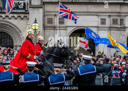 Londres, Royaume-Uni. 14Th Oct, 2019. Les marins du HMS Seahawk bordent la route et saluer la Household Cavalry, comme remainers et des sortants se bousculent pour la position de l'autre côté de la route - La Reine va au Parlement de faire son discours dans le cadre de l'ouverture de l'État. Crédit : Guy Bell/Alamy Live News Banque D'Images