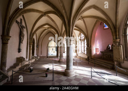 Trier, Allemagne. Cloître gothique de la Cathédrale Saint Pierre et l'église de Notre Dame, un site du patrimoine mondial depuis 1986 Banque D'Images