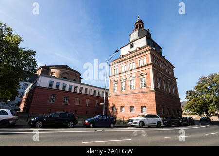 Trier, Allemagne. Le palais électoral (Kurfurstliches Palais), ancienne résidence des archevêques et électeurs de Trèves, avec Tour Rouge (Roter Turm) Banque D'Images