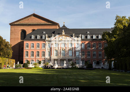 Trier, Allemagne. Le palais électoral (Kurfurstliches Palais), ancienne résidence des archevêques et électeurs de Trèves Banque D'Images