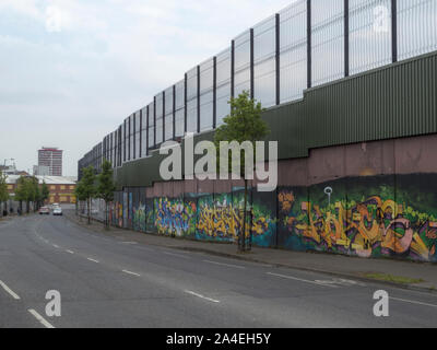 La ligne le long de la paix Cupar Way à Belfast Banque D'Images