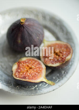 Deux figues mûres. Un ensemble de la fig et la deuxième réduit de moitié sur un tableau blanc. Banque D'Images