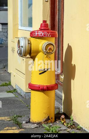 Jaune et Rouge D'INCENDIE DANS LA RUE, Reykjavik, Islande Banque D'Images