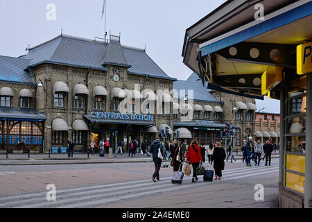 La gare de Göteborg mail dans la bruine en début de soirée en octobre, avec le coin d'un kiosque à l'avant-plan Banque D'Images