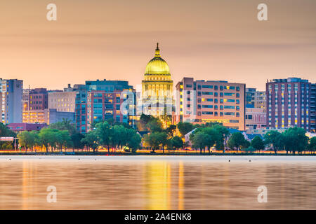 Madison, Wisconsin, USA Centre-ville au crépuscule sur le lac Monona. Banque D'Images