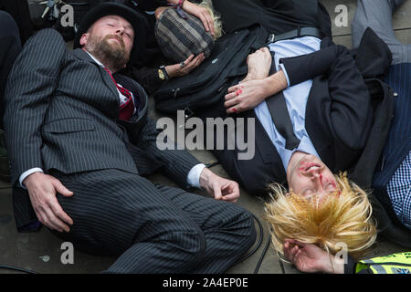 Londres, Royaume-Uni. 14 octobre, 2019. Activistes du climat de l'extinction de la rébellion, dont un représentant, Boris Johnson, portant une perruque blonde, une étape dans l'emporte-pièce en face de la Banque d'Angleterre à la suite de procès simulés théâtrale du secteur financier britannique pour le crime d'écocide et du gouvernement pour "négligence criminelle" d'avoir permis cela. Des routes bloquées autour de banque sur le huitième jour de la rébellion protestations à travers Londres. Credit : Mark Kerrison/Alamy Live News Banque D'Images