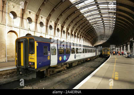 Northern rail sprinter diesel de la classe 155 et classe 158 no155342 sprinter express no. 158909 à York, Royaume-Uni. Banque D'Images