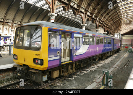 Northern rail Pacer class diesel 144 no144003 à York, Royaume-Uni. Banque D'Images