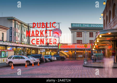 SEATTLE, WASHINGTON - 2 juillet ; 2018 : le marché de Pike Place la nuit. La destination touristique populaire a ouvert ses portes en 1907 et est l'un des plus ancien o Banque D'Images