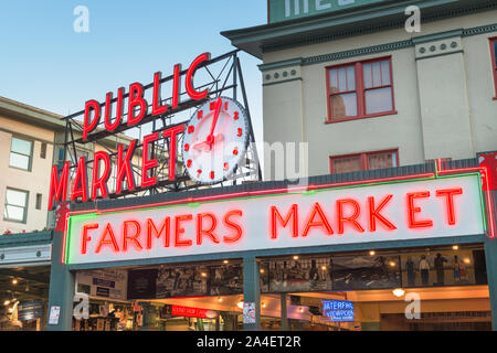 SEATTLE, WASHINGTON - 2 juillet ; 2018 : le marché de Pike Place la nuit. La destination touristique populaire a ouvert ses portes en 1907 et est l'un des plus ancien o Banque D'Images