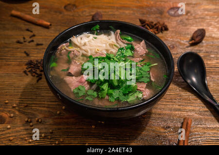 Pho Bo - soupe de nouilles de riz fraîches vietnamienne au boeuf, les herbes et le piment. Plat national du Vietnam. Banque D'Images