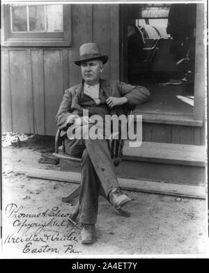 Thomas Alva Edison, 1847-1931, portrait en pied, assis dans fauteuil pivotant à l'extérieur du bureau, orienté vers la gauche Banque D'Images