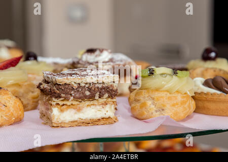 Pâtisserie napolitaine typique, avec du jaune crème et fraise, Naples, Italie. Banque D'Images