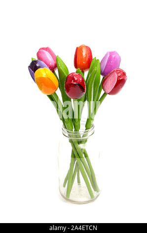 Tulipes en bois sur un fond blanc. Banque D'Images
