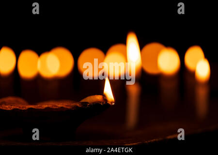 Les lampes d'argile diya et bougies allumées lors de célébrations du Diwali background stock photo. Carte de voeux design for Indian hindu festival lumière appelée Diwali. Banque D'Images