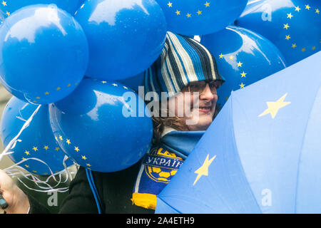 Londres, Royaume-Uni - 14 octobre 2019. Un partisan Pro restent en dehors du Parlement démontre après le discours de la reine par Sa Majesté Elizabeth II dévoilé le programme législatif du gouvernement. Credit : amer ghazzal/Alamy Live News Banque D'Images