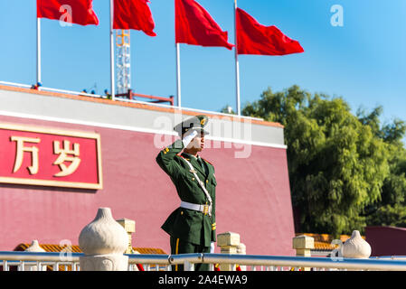 Gardien de sécurité, debout devant la porte de Tiananmen, à l'entrée de la Cité Interdite à Beijing, Chine. Banque D'Images