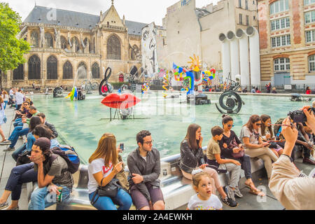 Les touristes en vacances, en face de la fontaine Stravinski Banque D'Images