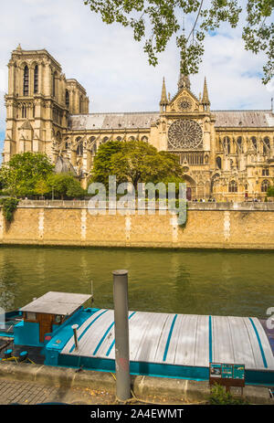 Péniche sur la seine avec la cathédrale Notre-Dame en arrière-plan Banque D'Images