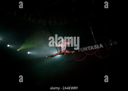 artistes du cirque sous tente dans des spots Banque D'Images